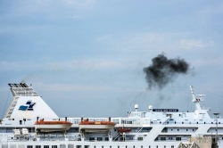 Viennaslide-05281203 Marseille, Abgase eines Schiffes - Air Pollution by a Ship