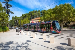 Viennaslide-05282907 Die Straßenbahn Aubagne (französisch Tramway d’Aubagne oder Tramway du Pays d’Aubagne et de l’Étoile) ist ein Straßenbahnsystem in der französischen Stadt Aubagne. Seit dem 1. September 2014 verkehrt eine 2,7 km lange Linie vom Bahnhof, an der Bahnstrecke Marseille–Ventimiglia, nach Le Charrel in den Westen der Stadt. Ursprünglich, waren, ab 2019, zwei Linien und ein 12 km langes Netz geplant. Nach einem Wechsel der Mehrheitsverhältnisse im Gemeinderat wurden alle weiteren Planungen gestoppt. Stattdessen soll die Straßenbahn bis 2024 über die ehemalige Bahnstrecke Aubagne–La Barque nach La Bouilladisse verlängert werden. Wie alle öffentlichen Verkehrsmittel in Aubagne ist die Straßenbahn kostenlos nutzbar.Die Fahrzeuge wurden durch den Künstler Hervé Di Rosa verziert. Er hat mit Schülern aus der Gemeinde das Design entwickelt.