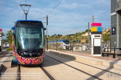 Viennaslide-05282909 Die Straßenbahn Aubagne (französisch Tramway d’Aubagne oder Tramway du Pays d’Aubagne et de l’Étoile) ist ein Straßenbahnsystem in der französischen Stadt Aubagne. Seit dem 1. September 2014 verkehrt eine 2,7 km lange Linie vom Bahnhof, an der Bahnstrecke Marseille–Ventimiglia, nach Le Charrel in den Westen der Stadt. Ursprünglich, waren, ab 2019, zwei Linien und ein 12 km langes Netz geplant. Nach einem Wechsel der Mehrheitsverhältnisse im Gemeinderat wurden alle weiteren Planungen gestoppt. Stattdessen soll die Straßenbahn bis 2024 über die ehemalige Bahnstrecke Aubagne–La Barque nach La Bouilladisse verlängert werden. Wie alle öffentlichen Verkehrsmittel in Aubagne ist die Straßenbahn kostenlos nutzbar.Die Fahrzeuge wurden durch den Künstler Hervé Di Rosa verziert. Er hat mit Schülern aus der Gemeinde das Design entwickelt.