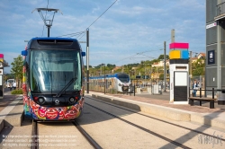 Viennaslide-05282909 Die Straßenbahn Aubagne (französisch Tramway d’Aubagne oder Tramway du Pays d’Aubagne et de l’Étoile) ist ein Straßenbahnsystem in der französischen Stadt Aubagne. Seit dem 1. September 2014 verkehrt eine 2,7 km lange Linie vom Bahnhof, an der Bahnstrecke Marseille–Ventimiglia, nach Le Charrel in den Westen der Stadt. Ursprünglich, waren, ab 2019, zwei Linien und ein 12 km langes Netz geplant. Nach einem Wechsel der Mehrheitsverhältnisse im Gemeinderat wurden alle weiteren Planungen gestoppt. Stattdessen soll die Straßenbahn bis 2024 über die ehemalige Bahnstrecke Aubagne–La Barque nach La Bouilladisse verlängert werden. Wie alle öffentlichen Verkehrsmittel in Aubagne ist die Straßenbahn kostenlos nutzbar.
Die Fahrzeuge wurden durch den Künstler Hervé Di Rosa verziert. Er hat mit Schülern aus der Gemeinde das Design entwickelt.