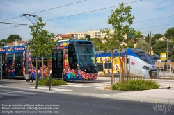 Viennaslide-05282913 Die Straßenbahn Aubagne (französisch Tramway d’Aubagne oder Tramway du Pays d’Aubagne et de l’Étoile) ist ein Straßenbahnsystem in der französischen Stadt Aubagne. Seit dem 1. September 2014 verkehrt eine 2,7 km lange Linie vom Bahnhof, an der Bahnstrecke Marseille–Ventimiglia, nach Le Charrel in den Westen der Stadt. Ursprünglich, waren, ab 2019, zwei Linien und ein 12 km langes Netz geplant. Nach einem Wechsel der Mehrheitsverhältnisse im Gemeinderat wurden alle weiteren Planungen gestoppt. Stattdessen soll die Straßenbahn bis 2024 über die ehemalige Bahnstrecke Aubagne–La Barque nach La Bouilladisse verlängert werden. Wie alle öffentlichen Verkehrsmittel in Aubagne ist die Straßenbahn kostenlos nutzbar.Die Fahrzeuge wurden durch den Künstler Hervé Di Rosa verziert. Er hat mit Schülern aus der Gemeinde das Design entwickelt.