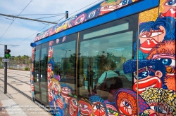 Viennaslide-05282917 Die Straßenbahn Aubagne (französisch Tramway d’Aubagne oder Tramway du Pays d’Aubagne et de l’Étoile) ist ein Straßenbahnsystem in der französischen Stadt Aubagne. Seit dem 1. September 2014 verkehrt eine 2,7 km lange Linie vom Bahnhof, an der Bahnstrecke Marseille–Ventimiglia, nach Le Charrel in den Westen der Stadt. Ursprünglich, waren, ab 2019, zwei Linien und ein 12 km langes Netz geplant. Nach einem Wechsel der Mehrheitsverhältnisse im Gemeinderat wurden alle weiteren Planungen gestoppt. Stattdessen soll die Straßenbahn bis 2024 über die ehemalige Bahnstrecke Aubagne–La Barque nach La Bouilladisse verlängert werden. Wie alle öffentlichen Verkehrsmittel in Aubagne ist die Straßenbahn kostenlos nutzbar.
Die Fahrzeuge wurden durch den Künstler Hervé Di Rosa verziert. Er hat mit Schülern aus der Gemeinde das Design entwickelt.