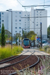 Viennaslide-05282919 Die Straßenbahn Aubagne (französisch Tramway d’Aubagne oder Tramway du Pays d’Aubagne et de l’Étoile) ist ein Straßenbahnsystem in der französischen Stadt Aubagne. Seit dem 1. September 2014 verkehrt eine 2,7 km lange Linie vom Bahnhof, an der Bahnstrecke Marseille–Ventimiglia, nach Le Charrel in den Westen der Stadt. Ursprünglich, waren, ab 2019, zwei Linien und ein 12 km langes Netz geplant. Nach einem Wechsel der Mehrheitsverhältnisse im Gemeinderat wurden alle weiteren Planungen gestoppt. Stattdessen soll die Straßenbahn bis 2024 über die ehemalige Bahnstrecke Aubagne–La Barque nach La Bouilladisse verlängert werden. Wie alle öffentlichen Verkehrsmittel in Aubagne ist die Straßenbahn kostenlos nutzbar.Die Fahrzeuge wurden durch den Künstler Hervé Di Rosa verziert. Er hat mit Schülern aus der Gemeinde das Design entwickelt.