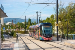 Viennaslide-05282920 Die Straßenbahn Aubagne (französisch Tramway d’Aubagne oder Tramway du Pays d’Aubagne et de l’Étoile) ist ein Straßenbahnsystem in der französischen Stadt Aubagne. Seit dem 1. September 2014 verkehrt eine 2,7 km lange Linie vom Bahnhof, an der Bahnstrecke Marseille–Ventimiglia, nach Le Charrel in den Westen der Stadt. Ursprünglich, waren, ab 2019, zwei Linien und ein 12 km langes Netz geplant. Nach einem Wechsel der Mehrheitsverhältnisse im Gemeinderat wurden alle weiteren Planungen gestoppt. Stattdessen soll die Straßenbahn bis 2024 über die ehemalige Bahnstrecke Aubagne–La Barque nach La Bouilladisse verlängert werden. Wie alle öffentlichen Verkehrsmittel in Aubagne ist die Straßenbahn kostenlos nutzbar.Die Fahrzeuge wurden durch den Künstler Hervé Di Rosa verziert. Er hat mit Schülern aus der Gemeinde das Design entwickelt.