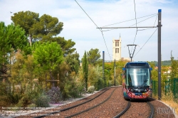 Viennaslide-05282921 Die Straßenbahn Aubagne (französisch Tramway d’Aubagne oder Tramway du Pays d’Aubagne et de l’Étoile) ist ein Straßenbahnsystem in der französischen Stadt Aubagne. Seit dem 1. September 2014 verkehrt eine 2,7 km lange Linie vom Bahnhof, an der Bahnstrecke Marseille–Ventimiglia, nach Le Charrel in den Westen der Stadt. Ursprünglich, waren, ab 2019, zwei Linien und ein 12 km langes Netz geplant. Nach einem Wechsel der Mehrheitsverhältnisse im Gemeinderat wurden alle weiteren Planungen gestoppt. Stattdessen soll die Straßenbahn bis 2024 über die ehemalige Bahnstrecke Aubagne–La Barque nach La Bouilladisse verlängert werden. Wie alle öffentlichen Verkehrsmittel in Aubagne ist die Straßenbahn kostenlos nutzbar.Die Fahrzeuge wurden durch den Künstler Hervé Di Rosa verziert. Er hat mit Schülern aus der Gemeinde das Design entwickelt.