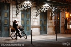 Viennaslide-05284056 Nizza, ein Mann mit Mobiltelefon am Fahrrad vor der Oper // Nice, a man in front of the Opera House, sitting on a bicycle, using mobile phone