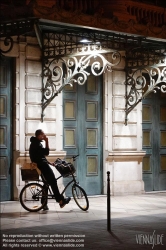 Viennaslide-05284057 Nizza, ein Mann mit Mobiltelefon am Fahrrad vor der Oper // Nice, a man in front of the Opera House, sitting on a bicycle, using mobile phone