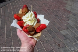 Viennaslide-05284227 Nizza, Altstadt, Vieux Ville, Cours Saleya, Snack Erdbeeren mit Schokolade // Nice, Historic Center, Vieux Ville, Cours Saleya, Snack Strawberries with Chocolate