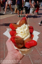 Viennaslide-05284228 Nizza, Altstadt, Vieux Ville, Cours Saleya, Snack Erdbeeren mit Schokolade // Nice, Historic Center, Vieux Ville, Cours Saleya, Snack Strawberries with Chocolate