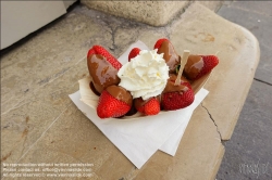 Viennaslide-05284229 Nizza, Altstadt, Vieux Ville, Cours Saleya, Snack Erdbeeren mit Schokolade // Nice, Historic Center, Vieux Ville, Cours Saleya, Snack Strawberries with Chocolate