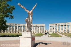 Viennaslide-05288142 Antigone ist ein Stadtteil von Montpellier, entworfen vom katalanischen Architekten Ricardo Bofill 1978-1983 unter der Leitung von Bürgermeister von Montpellier Georges Freche und seinem Stellvertreter, die Geograph Raymond Dugrand gebaut. Der Großteil der Gebäude wurde nach einem von der Architektur des antiken Griechenlands inspirierten Entwurf des Architekten erbaut, der eine Achse vorsieht, die sich nach Osten ausbreitet und die Stadt nach Westen strukturiert.