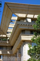 Viennaslide-05288145 Antigone ist ein Stadtteil von Montpellier, entworfen vom katalanischen Architekten Ricardo Bofill 1978-1983 unter der Leitung von Bürgermeister von Montpellier Georges Freche und seinem Stellvertreter, die Geograph Raymond Dugrand gebaut. Der Großteil der Gebäude wurde nach einem von der Architektur des antiken Griechenlands inspirierten Entwurf des Architekten erbaut, der eine Achse vorsieht, die sich nach Osten ausbreitet und die Stadt nach Westen strukturiert.