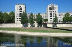 Viennaslide-05288165 Antigone ist ein Stadtteil von Montpellier, entworfen vom katalanischen Architekten Ricardo Bofill 1978-1983 unter der Leitung von Bürgermeister von Montpellier Georges Freche und seinem Stellvertreter, die Geograph Raymond Dugrand gebaut. Der Großteil der Gebäude wurde nach einem von der Architektur des antiken Griechenlands inspirierten Entwurf des Architekten erbaut, der eine Achse vorsieht, die sich nach Osten ausbreitet und die Stadt nach Westen strukturiert.