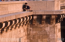 Viennaslide-05300107 Paris, junger Mann sitzt auf einer Brücke an der Seine - Paris, Boy sitting on a Bridge