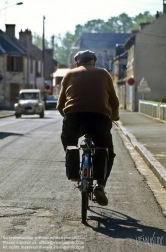 Viennaslide-05300110 Paris, alter Mann am Rad - Paris, Old Man Cycling