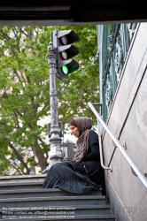 Viennaslide-05300166 Paris, Bettlerin an einem Metroaufgang - Paris, Beggar Woman on the Stairs of a Metro Station