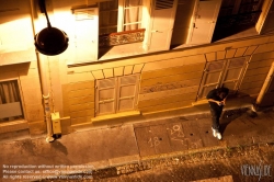 Viennaslide-05300171 Paris, ein Mann telefoniert nachts auf der Straße - Paris, A Man doing a Phonecall in a Street at Night