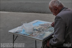 Viennaslide-05300196 Paris, Street Life, ein Mann legt Puzzle // Paris, Street Life, A Man Doing Puzzle