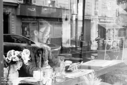 Viennaslide-05300965 Paris, eine Frau im Fenster eines Cafes - Paris, a Woman in a Cafe