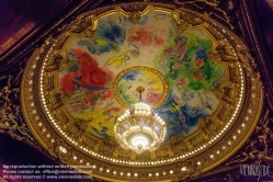 Viennaslide-05302372 Die Opéra Garnier, auch Palais Garnier genannt, ist eines der zwei Pariser Opernhäuser, die der staatlichen Institution Opéra National de Paris unterstehen. Im Jahr 1964 schuf der bereits 77-jährige Marc Chagall im Auftrag von Kulturminister André Malraux einen Entwurf für ein neues Deckengemälde in der Kuppel über dem Zuschauerraum.