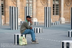 Viennaslide-05303506 Paris, Palais Royal, Brunnenskulptur Les Deux Plateaus von Daniel Buren 1985 - Paris, Palais Royal, Fountain Les Deux Plateaus by Daniel Buren 1985