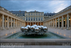 Viennaslide-05303521 Paris, Palais Royal,  Ehrenhof (Cour d’Honneur), Brunnen Les Boules Argentées // Paris, Palais Royal, Cour d’Honneur, Fountain Les Boules Argentées