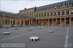 Viennaslide-05303522 Paris, Palais Royal,  Ehrenhof (Cour d’Honneur), Les Deux Plateaux von Daniel Buren // Paris, Palais Royal, Cour d’Honneur, Les Deux Plateaux by Daniel Buren