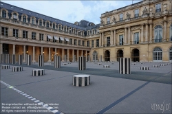 Viennaslide-05303524 Paris, Palais Royal,  Ehrenhof (Cour d’Honneur), Les Deux Plateaux von Daniel Buren // Paris, Palais Royal, Cour d’Honneur, Les Deux Plateaux by Daniel Buren