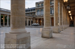 Viennaslide-05303525 Paris, Palais Royal,  Ehrenhof (Cour d’Honneur), Les Deux Plateaux von Daniel Buren // Paris, Palais Royal, Cour d’Honneur, Les Deux Plateaux by Daniel Buren