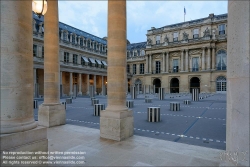 Viennaslide-05303526 Paris, Palais Royal,  Ehrenhof (Cour d’Honneur), Les Deux Plateaux von Daniel Buren // Paris, Palais Royal, Cour d’Honneur, Les Deux Plateaux by Daniel Buren
