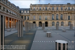 Viennaslide-05303528 Paris, Palais Royal,  Ehrenhof (Cour d’Honneur), Les Deux Plateaux von Daniel Buren // Paris, Palais Royal, Cour d’Honneur, Les Deux Plateaux by Daniel Buren