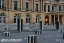 Viennaslide-05303529 Paris, Palais Royal,  Ehrenhof (Cour d’Honneur), Les Deux Plateaux von Daniel Buren // Paris, Palais Royal, Cour d’Honneur, Les Deux Plateaux by Daniel Buren