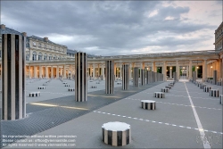 Viennaslide-05303532f Paris, Palais Royal,  Ehrenhof (Cour d’Honneur), Les Deux Plateaux von Daniel Buren // Paris, Palais Royal, Cour d’Honneur, Les Deux Plateaux by Daniel Buren