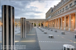 Viennaslide-05303533f Paris, Palais Royal,  Ehrenhof (Cour d’Honneur), Les Deux Plateaux von Daniel Buren // Paris, Palais Royal, Cour d’Honneur, Les Deux Plateaux by Daniel Buren