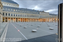 Viennaslide-05303534f Paris, Palais Royal,  Ehrenhof (Cour d’Honneur), Les Deux Plateaux von Daniel Buren // Paris, Palais Royal, Cour d’Honneur, Les Deux Plateaux by Daniel Buren