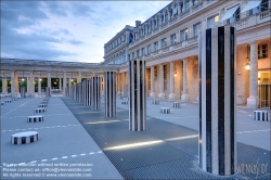 Viennaslide-05303536f Paris, Palais Royal,  Ehrenhof (Cour d’Honneur), Les Deux Plateaux von Daniel Buren // Paris, Palais Royal, Cour d’Honneur, Les Deux Plateaux by Daniel Buren