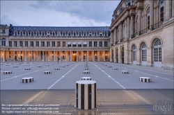 Viennaslide-05303537f Paris, Palais Royal,  Ehrenhof (Cour d’Honneur), Les Deux Plateaux von Daniel Buren // Paris, Palais Royal, Cour d’Honneur, Les Deux Plateaux by Daniel Buren