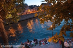 Viennaslide-05307062 Paris, Picknick an der Seine, Quai de Bourbon - Paris, Picknick at the Banks of the River Seine, Quai de Bourbon