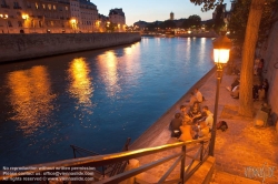 Viennaslide-05307068 Paris, Picknick an der Seine, Quai de Bourbon - Paris, Picknick at the Banks of the River Seine, Quai de Bourbon