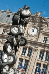 Viennaslide-05309511 Paris, L'Heure de tous, (Jedermanns Zeit), Skulptur von Arman (eigentlich Armand Pierre Fernandez) am Bahnhof Gare St Lazare - 'L'Heure de tous' (Everybody's Time) by Arman  (Armand Pierre Fernandez)