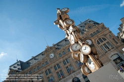 Viennaslide-05309521 Paris, L'Heure de tous, (Jedermanns Zeit), Skulptur von Arman (eigentlich Armand Pierre Fernandez) am Bahnhof Gare St Lazare - 'L'Heure de tous' (Everybody's Time) by Arman  (Armand Pierre Fernandez)