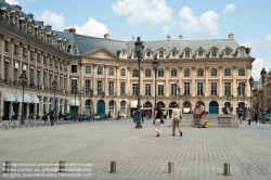 Viennaslide-05311017 Die Place Vendôme ist einer der fünf „königlichen Plätze“ von Paris und liegt inmitten der Stadt zwischen der Pariser Oper und dem Tuileriengarten im 1. Arrondissement. Der im klassizistischen Prachtstil ab Ende des 17. Jahrhunderts gestaltete und von prunkvollen Stadthäusern, genannt Hôtels particuliers, umrahmte Platz ist heutzutage vor allem bekannt als Standort des französischen Justizministeriums und des Hotel Ritz sowie für die am Platz zahlreich angesiedelten Verkaufsräume luxuriöser Schmuck- und Uhrenhersteller.
