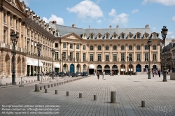 Viennaslide-05311019 Die Place Vendôme ist einer der fünf „königlichen Plätze“ von Paris und liegt inmitten der Stadt zwischen der Pariser Oper und dem Tuileriengarten im 1. Arrondissement. Der im klassizistischen Prachtstil ab Ende des 17. Jahrhunderts gestaltete und von prunkvollen Stadthäusern, genannt Hôtels particuliers, umrahmte Platz ist heutzutage vor allem bekannt als Standort des französischen Justizministeriums und des Hotel Ritz sowie für die am Platz zahlreich angesiedelten Verkaufsräume luxuriöser Schmuck- und Uhrenhersteller.