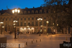 Viennaslide-05311022 Die Place Vendôme ist einer der fünf „königlichen Plätze“ von Paris und liegt inmitten der Stadt zwischen der Pariser Oper und dem Tuileriengarten im 1. Arrondissement. Der im klassizistischen Prachtstil ab Ende des 17. Jahrhunderts gestaltete und von prunkvollen Stadthäusern, genannt Hôtels particuliers, umrahmte Platz ist heutzutage vor allem bekannt als Standort des französischen Justizministeriums und des Hotel Ritz sowie für die am Platz zahlreich angesiedelten Verkaufsräume luxuriöser Schmuck- und Uhrenhersteller.