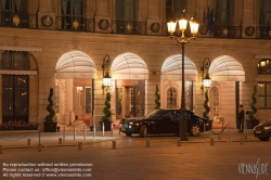 Viennaslide-05311024 Die Place Vendôme ist einer der fünf „königlichen Plätze“ von Paris und liegt inmitten der Stadt zwischen der Pariser Oper und dem Tuileriengarten im 1. Arrondissement. Der im klassizistischen Prachtstil ab Ende des 17. Jahrhunderts gestaltete und von prunkvollen Stadthäusern, genannt Hôtels particuliers, umrahmte Platz ist heutzutage vor allem bekannt als Standort des französischen Justizministeriums und des Hotel Ritz sowie für die am Platz zahlreich angesiedelten Verkaufsräume luxuriöser Schmuck- und Uhrenhersteller.