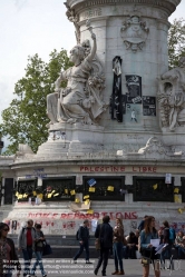 Viennaslide-05313903 Paris, Place de la Republique, Monument à la République, Gedenken an die Terroranschläge bei Charlie Hebdo, 'Je Suis Charlie'