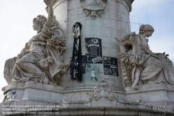 Viennaslide-05313904 Paris, Place de la Republique, Monument à la République, Gedenken an die Terroranschläge bei Charlie Hebdo, 'Je Suis Charlie'