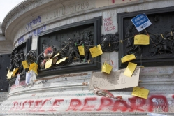 Viennaslide-05313905 Paris, Place de la Republique, Monument à la République, Gedenken an die Terroranschläge bei Charlie Hebdo, 'Je Suis Charlie'