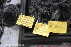 Viennaslide-05313906 Paris, Place de la Republique, Monument à la République, Gedenken an die Terroranschläge bei Charlie Hebdo, 'Je Suis Charlie'