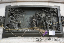 Viennaslide-05313908 Paris, Place de la Republique, Monument à la République, Gedenken an die Terroranschläge bei Charlie Hebdo, 'Je Suis Charlie'